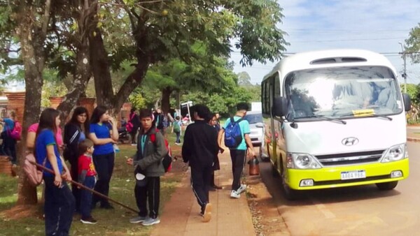 Niña se queda sin clases por no tener dinero para el bus escolar