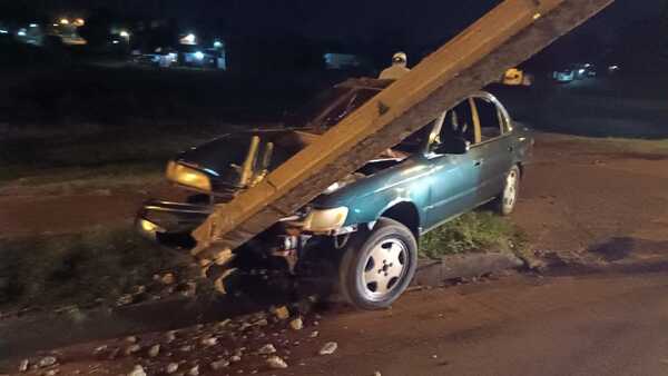 Automovilista ebrio derribó una columna en la costanera Mboi Ka´e