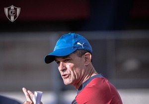 Tras el empate ante Guaraní, Cerro despidió a Víctor Bernay - trece