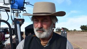 El director del filme Rust habló del disparo que recibió en el set