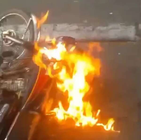Video: quemó su moto en señal de protesta por supuesto pedido de coima de la PMT - Nacionales - ABC Color
