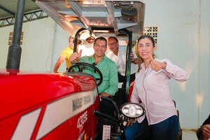 Productores de Acahay y San Roque recibieron tractor e implementos agrícolas del MAG - .::Agencia IP::.