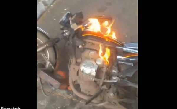 Delivery quemó su motocicleta en protesta por supuesto pedido de coima