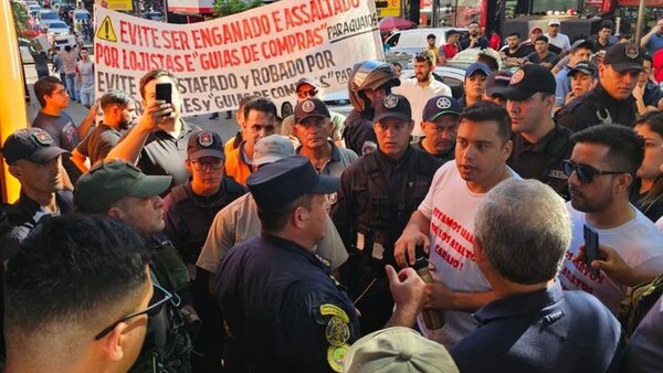 Intendente de CDE lidera movilización contra «guías de compras» que asaltarían turistas