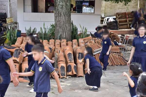 Niños juegan entre tejas y vigas de obra en escuela de Lambaré - Nacionales - ABC Color