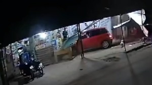 Automóvil choca contra negocio en Costa Sosa, Luque | 1000 Noticias
