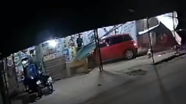 Automóvil choca contra negocio en Costa Sosa, Luque | 1000 Noticias