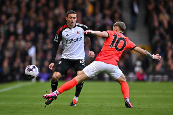 Versus / Brighton fue goleado por el Fulham, en la vuelta a la titularidad de Enciso