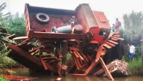 Puente obsoleto cae y casi se traga un camión del MOPC