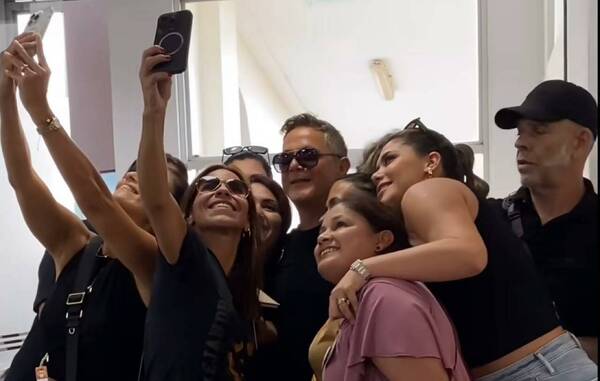 [VIDEO] Alejandro Sanz se mostró súper buena onda con sus fans al llegar a Paraguay