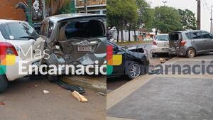 Automovilista chocó contra vehículos estacionados en la avda. Irrazábal de Encarnación