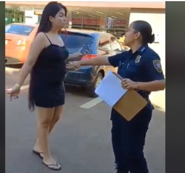 Descontrolada pasera agrede a policías