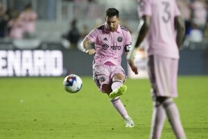 Beba recibió un pelotazo de Lionel Messi, en pleno partido