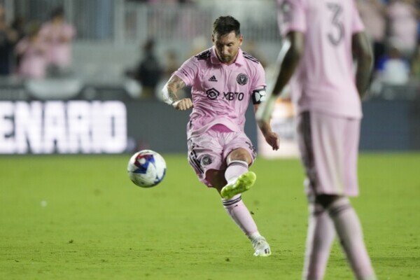 Beba recibió un pelotazo de Lionel Messi, en pleno partido