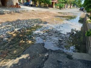 Essap: cientos de litros de agua potable se pierden por falta de arreglo de caño roto - Nacionales - ABC Color