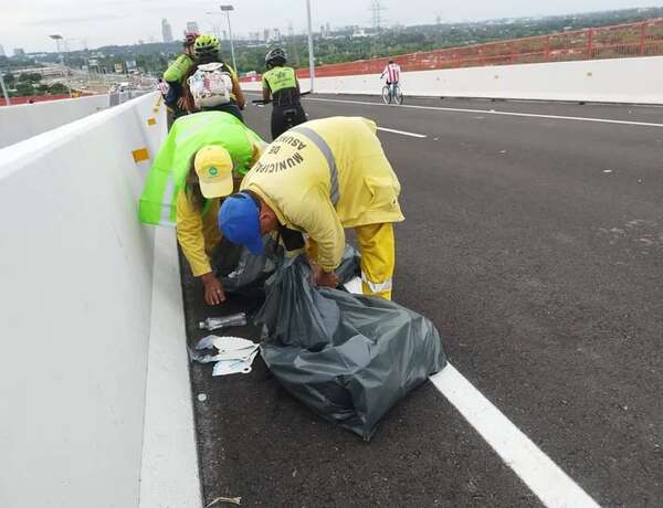 A minutos de inaugurarse, puente Héroes del Chaco ya recibió basura de inadaptados - Nacionales - ABC Color