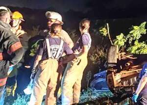 Dos fallecidos y tres heridos tras vuelco de vehículo en ruta PY01 - Policiales - ABC Color