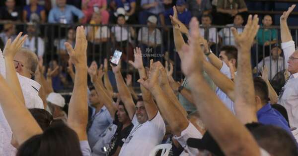La Nación / Denuncian acreditaciones irregulares en convención liberal