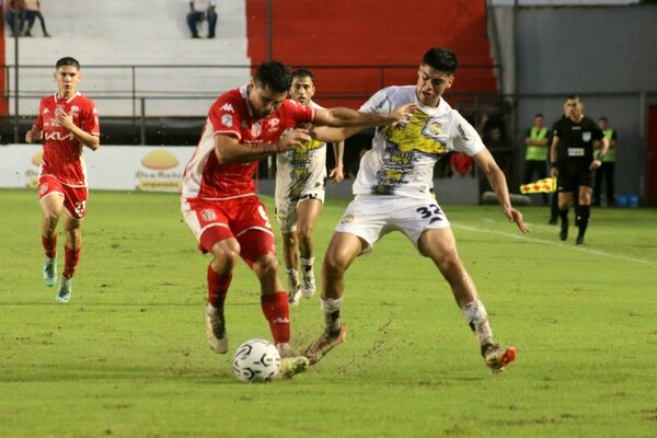 Versus / En un partidazo, General Caballero derrota y hunde cada vez más a Trinidense