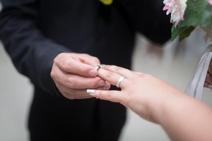 Por qué el anillo de bodas va siempre en el dedo anular - San Lorenzo Hoy