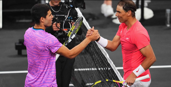 Versus / Alcaraz supera a Nadal en una exhibición muy especial en Las Vegas