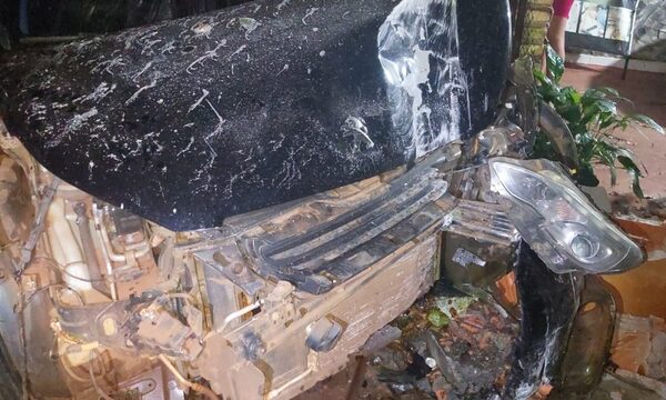 Alquiló automóvil y terminó chocando, para luego darse a la fuga