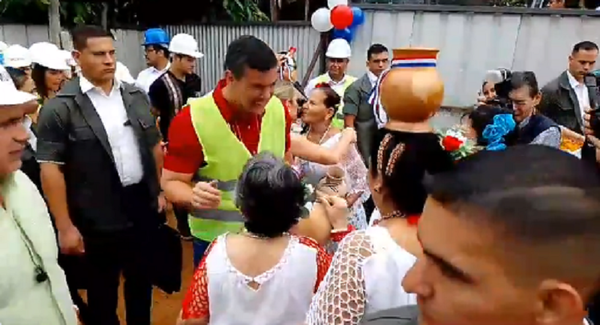 Palada inicial para construcción de viviendas sostenibles en Chacarita Alta