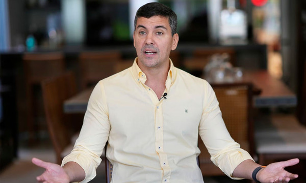 El presidente de la República Santiago Peña califica de “miserable” la expulsión de senadores del PLRA