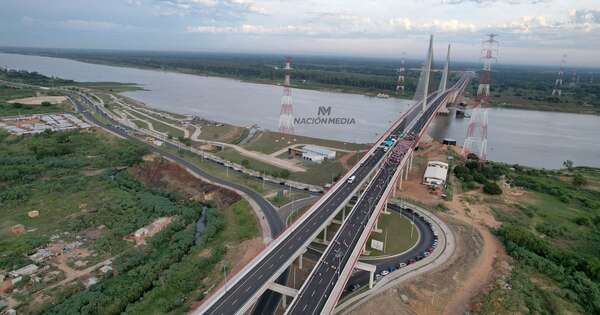 La Nación / Empezaron a cruzar los primevos vehículos por el puente Héroes del Chaco