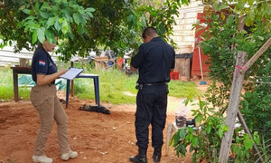 Un hombre sufrió quemaduras de segundo grado después que su pareja le roció con combustible y le prendió fuego
