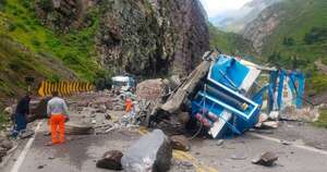 Diario HOY | VIDEO| Deslizamiento de grandes rocas aplasta dos camiones en Perú