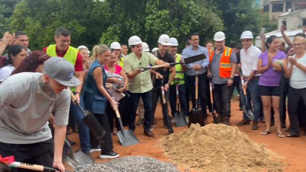 PRIMERA PALEADA PARA LA CONSTRUCCIÓN DE VIVIENDAS EN LA CHACARITA