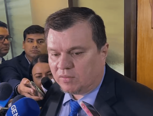 Dionisio Amarilla acusa a Hugo Fleitas de saquear fondos públicos y hasta de perseguir a “jovencitos” · Radio Monumental 1080 AM