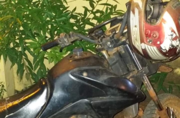 Personal policial recuperan una motocicleta denunciada como hurtada - Noticiero Paraguay