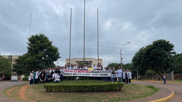 Médicos reclaman mejora salarial y no descartan huelga general