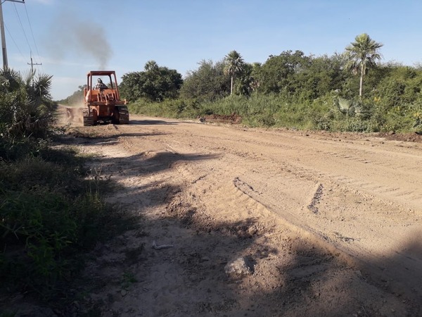 Siguen los trabajos para mejorar y recuperar la transitabilidad de caminos en Alto Paraguay