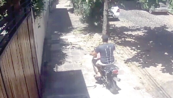 Joven denunció que un motociclista la siguió y manoseó en la vereda