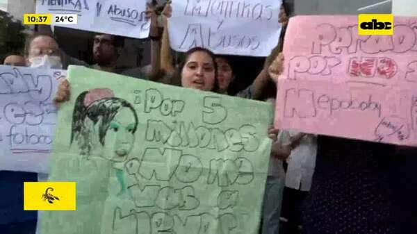 Video: Médicos residentes exigen salarios dignos - ABC Noticias - ABC Color