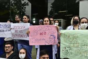 “Perdón por no ser nepobaby”: médicos hacen “brazos caídos” y rechazan reducción salarial - Nacionales - ABC Color