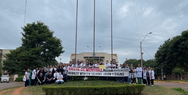 Médicos exigen mejora salarial y amenazan con huelga general