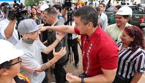 Video: Santi Peña y “El Princi de la Cha” dan palada inicial a construcción de viviendas en la Chacarita - Nacionales - ABC Color