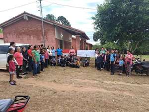 Padres de familia y alumnos se manifestaron para exigir rubro docente en escuela - Nacionales - ABC Color