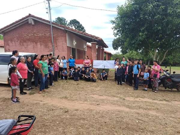 Padres de familia y alumnos se manifestaron para exigir rubro docente en escuela - Nacionales - ABC Color