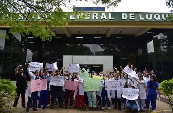 Salud da marcha atrás con rebaja salarial a médicos rurales