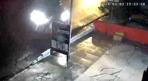 [VIDEO] ¡Todo muy raro! Auto alquilado entró por una casa, chofer denunció rapto ndaje