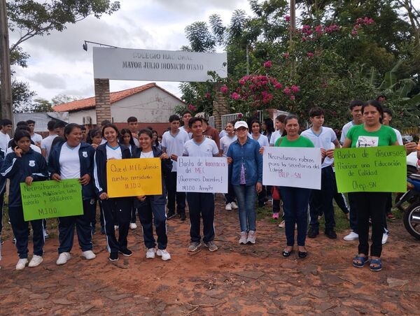 Protesta en Colegio de Arroyito por falta de rubros docentes