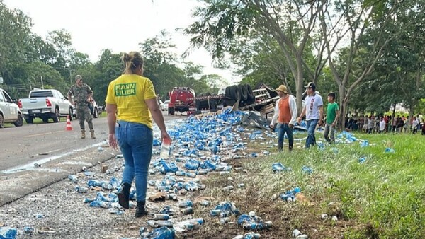 Camión que transportaba cervezas vuelca y conductor fallece
