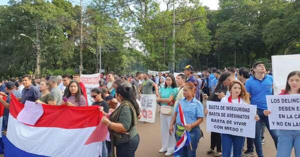 La Nación / Con fuerte repudio a jueces, ciudadanía de CDE se movilizó