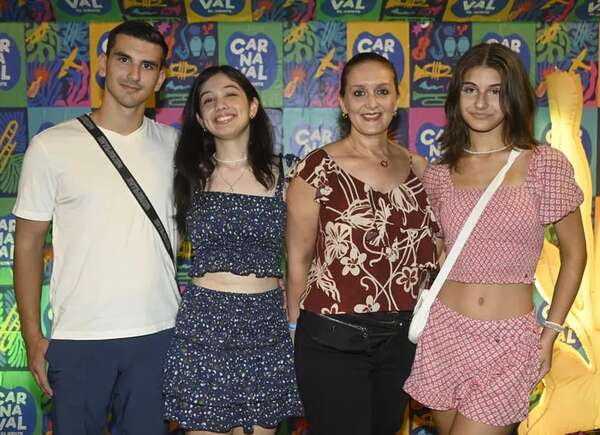 Disfraces, baile y diversión, en el Carnaval del Cente - Sociales - ABC Color