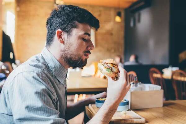 ¿Por qué pensamos en consumir comida chatarra después de una noche de fiesta? - Estilo de vida - ABC Color